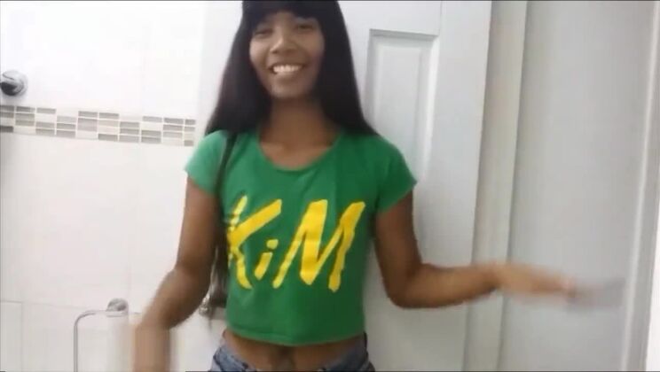 HD タイの小柄なティーン、ヘザー・ディープが寝転がったままの逆ディープスロート