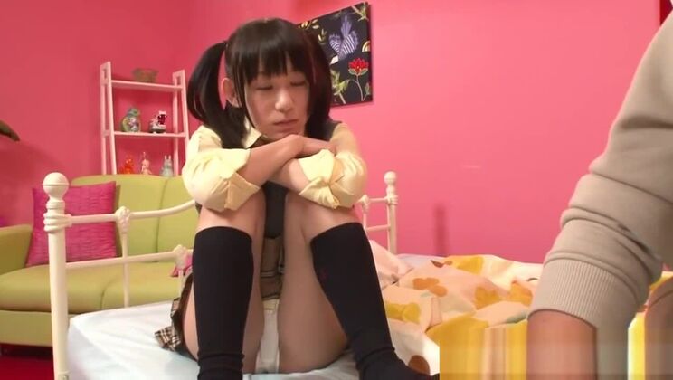 巨乳のアジア人が精液を飲み込む