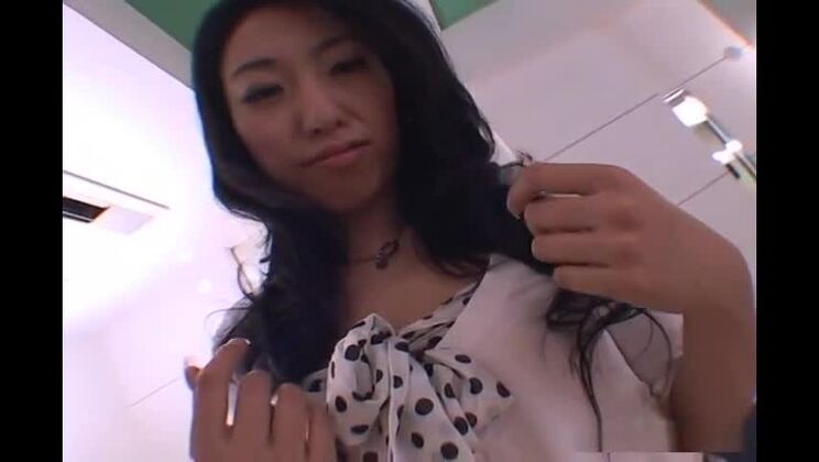 セクシーな小沢クリス、毛深いマンコを舌で責めるインタビュー