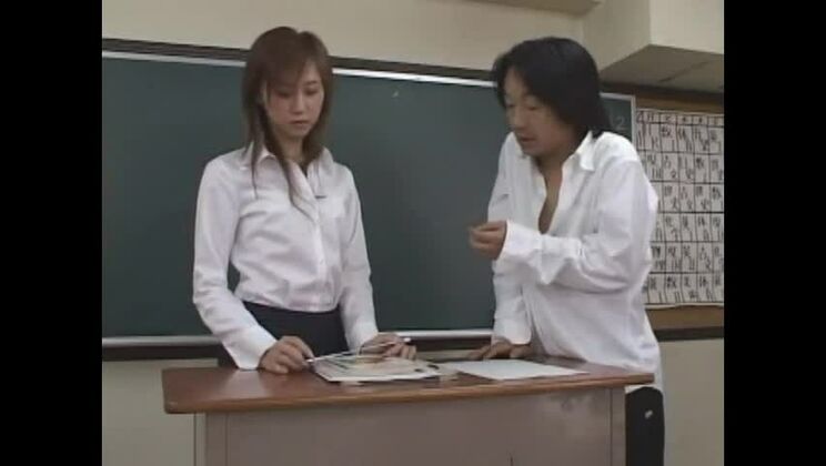 クレイジーな日本人娘、君島萌が最高のディルド・玩具、輪姦JAVクリップに登場