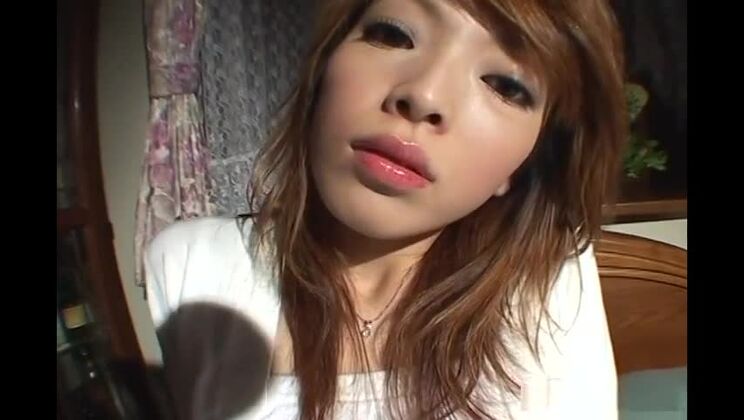 北島沙織が情熱的に脈打つチンポをしゃぶる