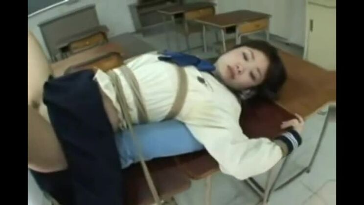 最もクレイジーなハードコアJAVビデオショーで日本人娼婦を見る