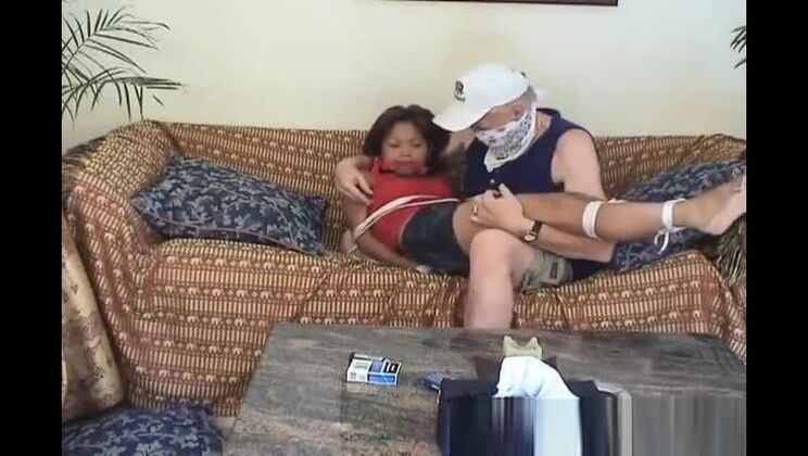 アジアのティーンが縛られ、年配のギャングに弄ばれる