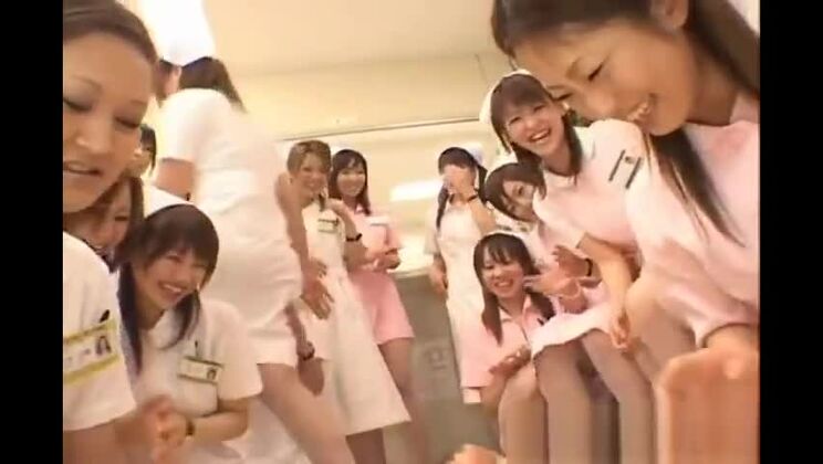 本物のアジア人看護師たちが上からのセックスを楽しむパート1