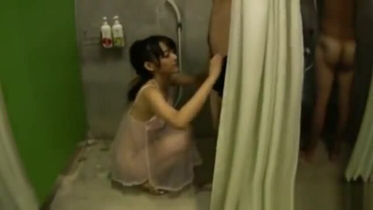 シャワーでペニスをシゴくショウ