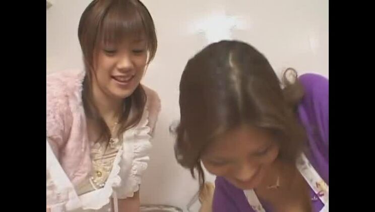 素晴らしい日本人娘、池野心、綾野あずさの最もホットな手コキJAVシーン