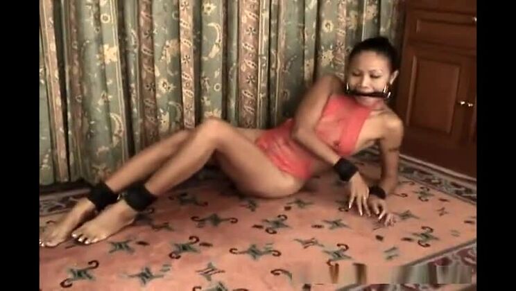 赤いランジェリー姿のスリムなアジア人女性が手錠と猿轡を付けられる