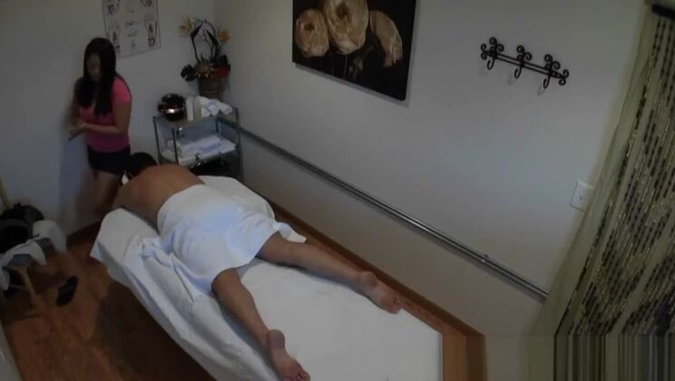 曲線美の日本人マッサージ嬢が騎乗位で騎乗