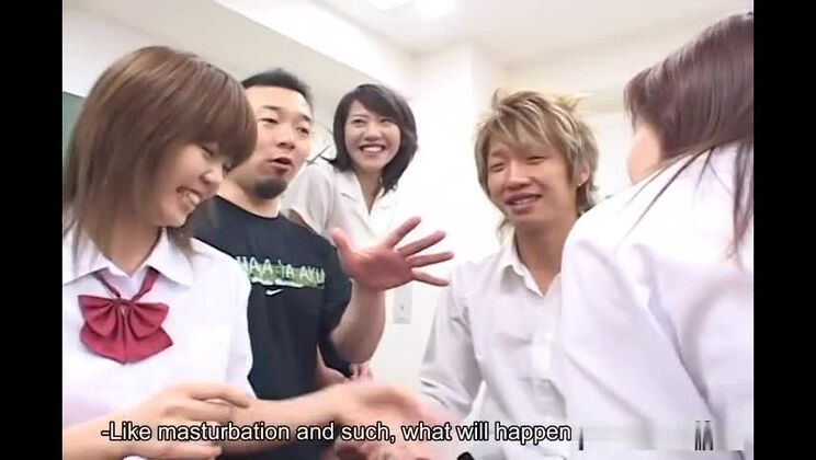 学校で激しくセックスするワイルドなティーンAVアイドル