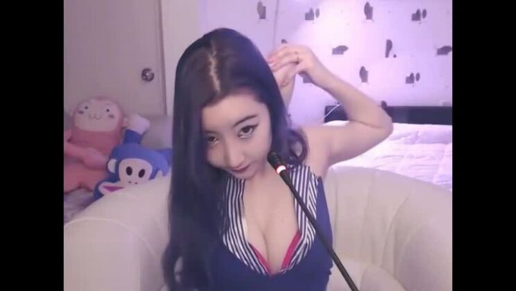 パンスト姿のアジアの美女による官能的な挑発