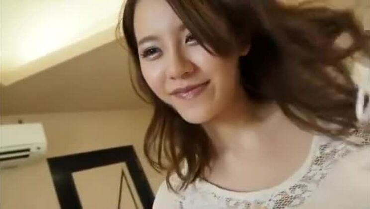 美しいサージカルマスク姿の日本人女性がマスクの下でチンポをしゃぶる