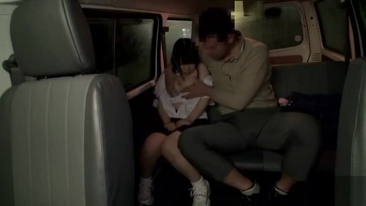 愛らしい日本人若い娼婦が公共の場で驚くべきフェラポルノを披露