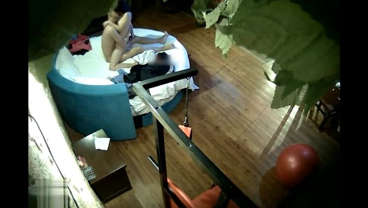 夢のような手コキと巨尻のJAVクリップに登場する、ワイルドな日本人娘