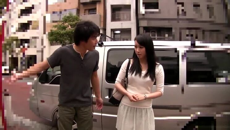 車内セックスとフェラチオに夢中なエッチなアジア人熟女