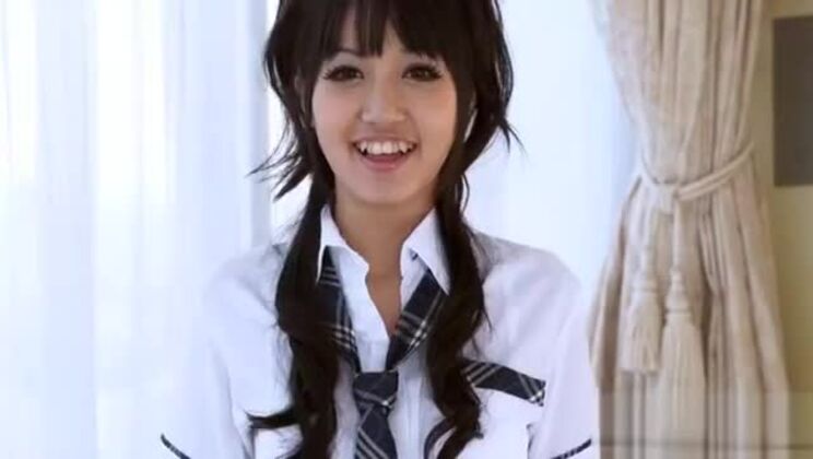 10代の少女が2本のチンポでマンコを濡らす