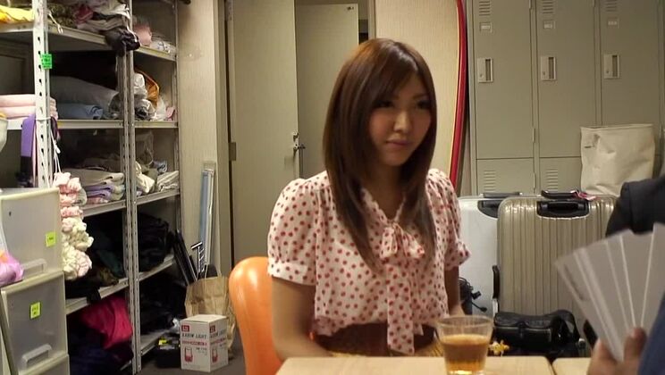 エキゾチックなフェラチオ、ティーンのJAVシーンに登場する最もホットな日本人娼婦