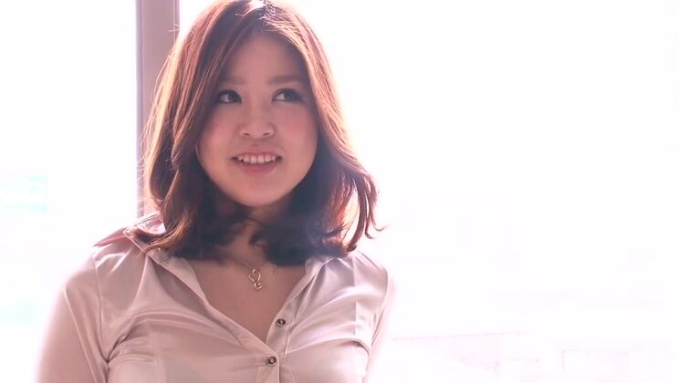 クレイジーな日本人モデル、西野エリカが驚くべき手コキとパンティ姿を見せるJAV動画