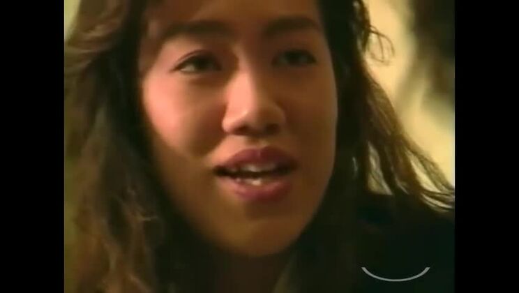 2人のアジア人女性がポルノを見ながらキス、乳首をしゃぶり、マンコを舐め合う。部屋で床の上で69体位