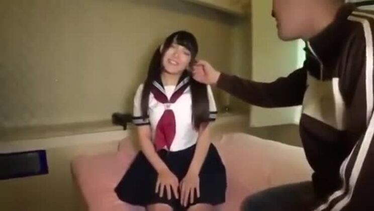 変態的なアジア人ティーンと彼女の大人のおもちゃ