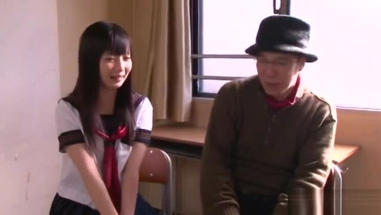 彼女は大量の精液を飲み干したい