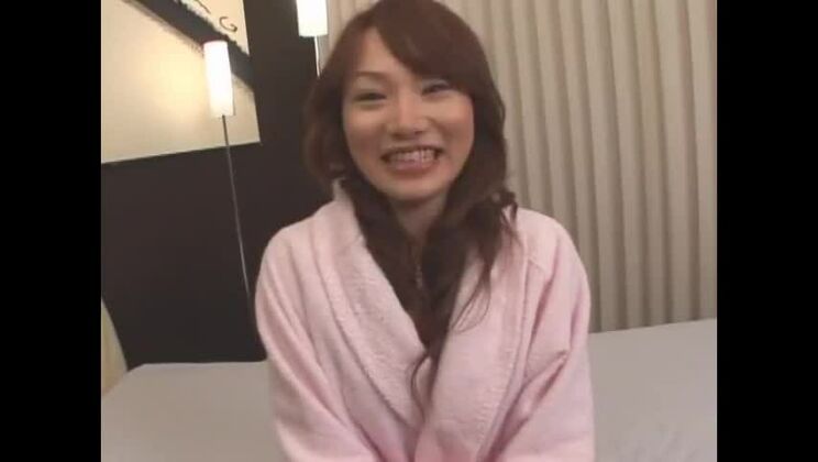 素晴らしい3P、オナニーJAVクリップに登場する素晴らしい日本人モデル