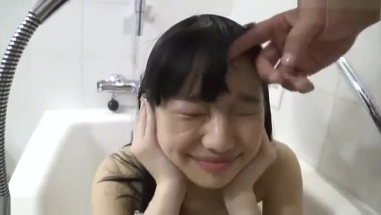 笑顔の可愛い女の子がパパの巨根を愛する