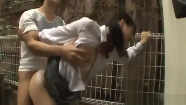 ワイルドな微乳JAV映画に登場する最もホットな日本人美女