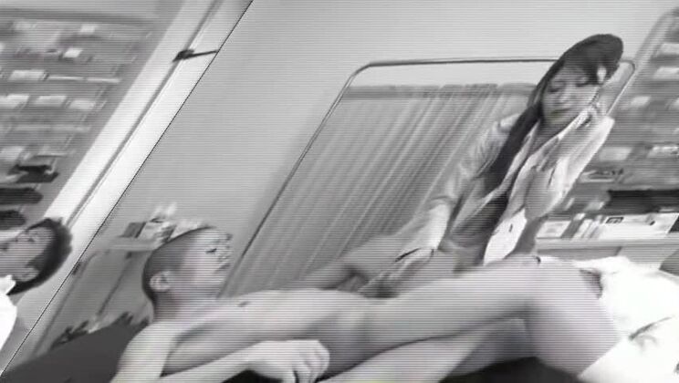 エキゾチックな日本人娘、桜心ここみが最もホットな指マン、ストッキングJAV映画に出演