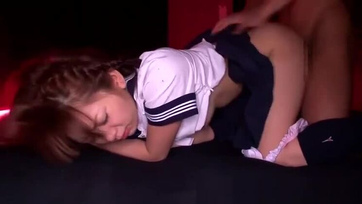 恥ずかしがり屋の日本人女子高生が処女マンコを犯される