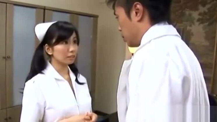 フェラチオをするアジア人看護師