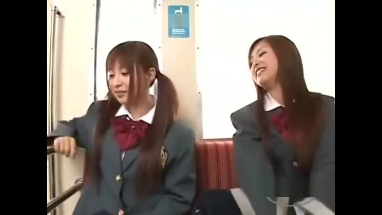 女子高生がキスし、他の女子高生に胸を揉まれ、乳首を吸われる