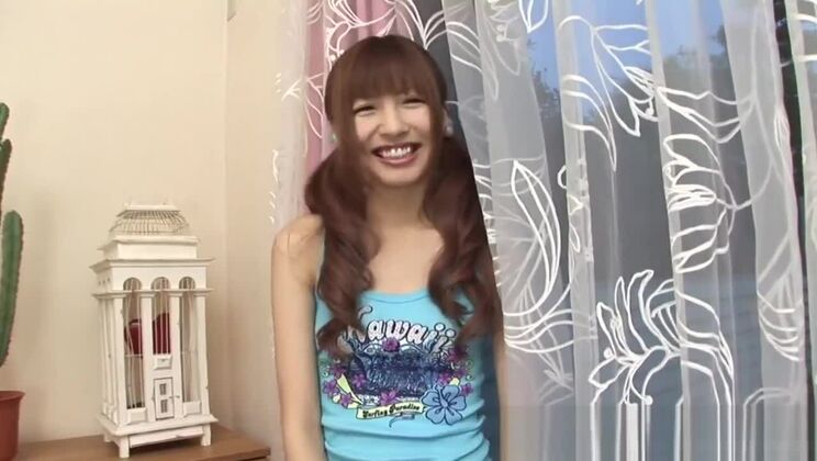 日本人ティーンが犯されるために腰を曲げる