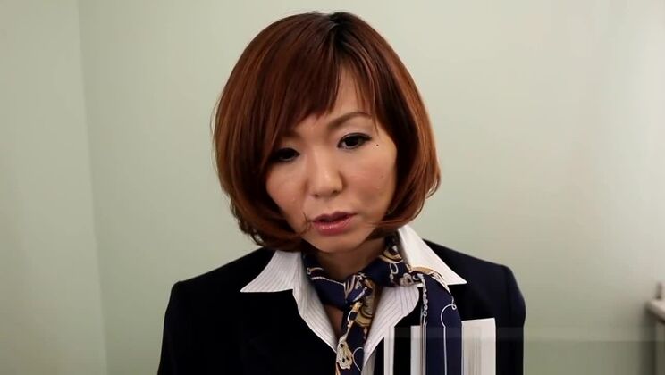 熟女・琴瀬さゆりのトイレでのアナル・ソロ・おもちゃプレイ