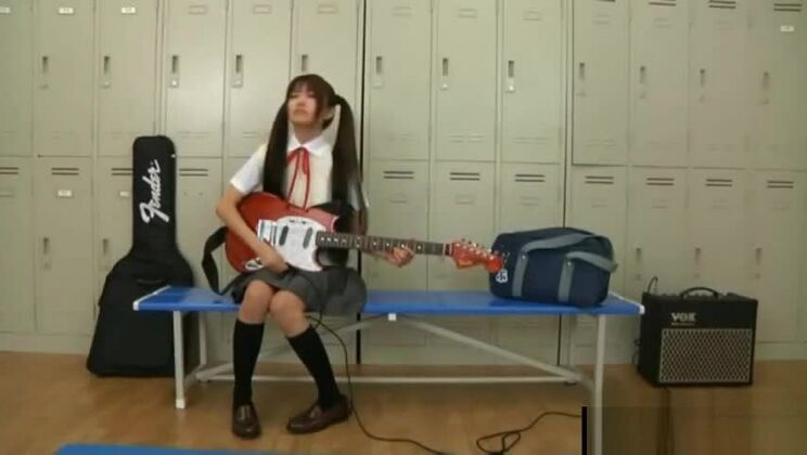 日本の女子高生が先生に耳を舐められる