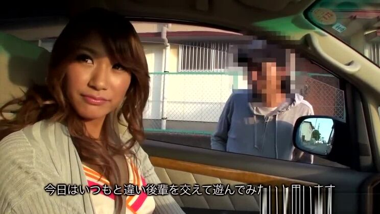 日焼け跡のある巨乳の日本人女が公共の場でフェラチオ