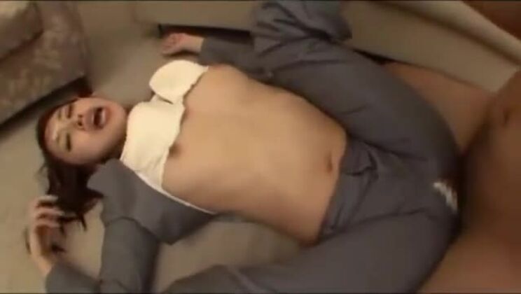 ホテルのカーペットの上で、多くの男たちが顔や口に射精する中、OLがズボン越しに穴を犯される