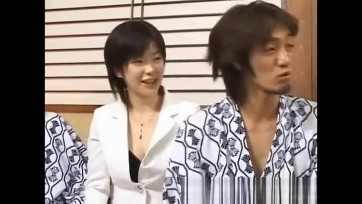 楽しんでいるアジアの女たち