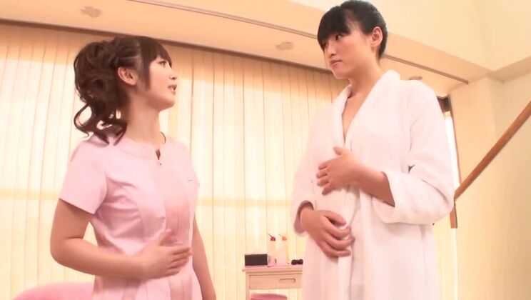 魅惑的なアジア人レズビアン、七崎風花が女友達と楽しむ