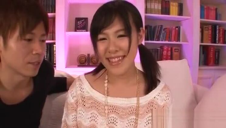 アジア人娼婦のマンコが広げられる