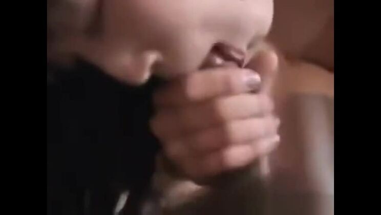 愛が溢れ、精液まみれの熱いフェラチオ