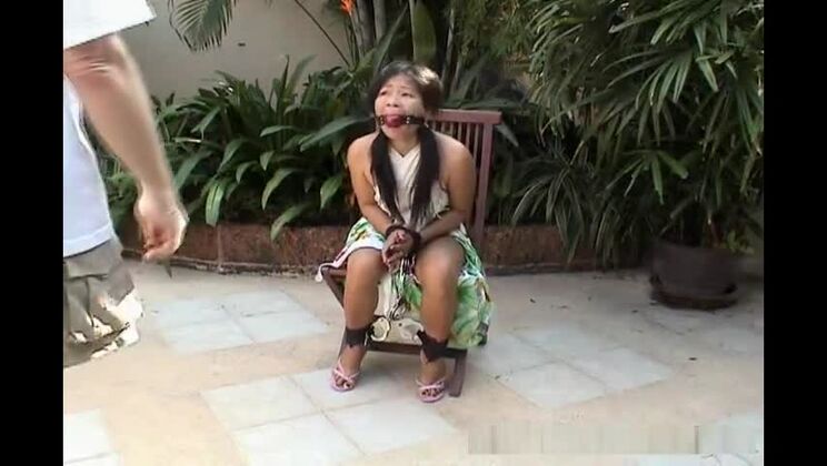 椅子に縛り付けられた魅力的なアジアの美女