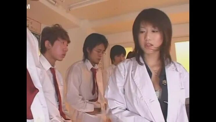 最高のアマチュア・輪姦JAV動画に登場する最高の日本人痴女、高井モモ