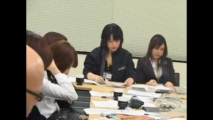 クレイジーな日本人痴女、桜庭彩、麻生美咲、中条美香が『エッチな秘書』、指マンJAVシーンに登場