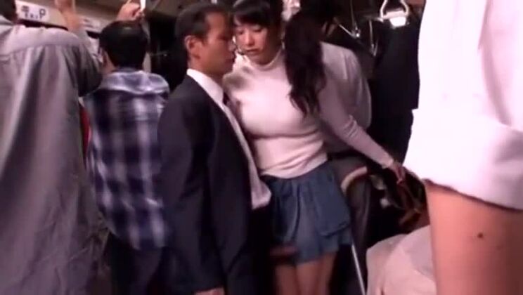 電車内で痴漢され、犯される女子高生