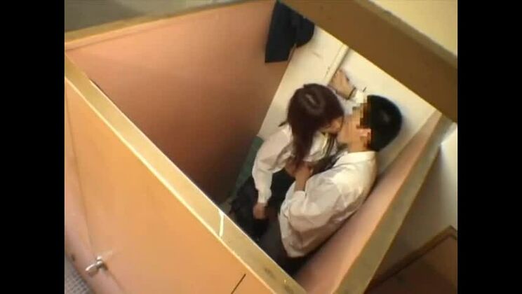 日本の女子高生 02 - トイレでの連続手コキ