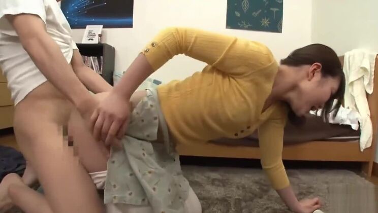 義理の妹が丸々としたお尻と巨乳で掃除を手伝う