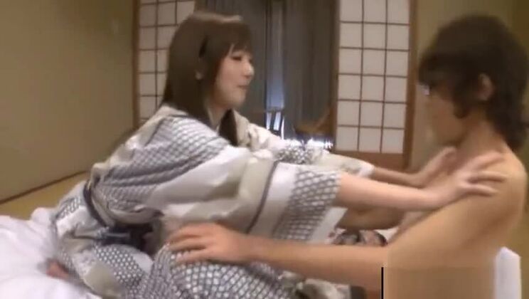 男の体を舐めるアジアの可愛い娘