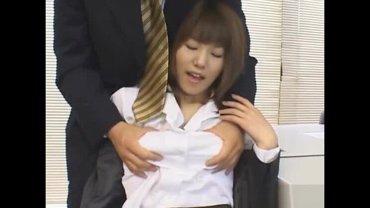宝野アリカ、OLコスプレのアジア系美女が上司とオフィス業務の合間に一息ついている