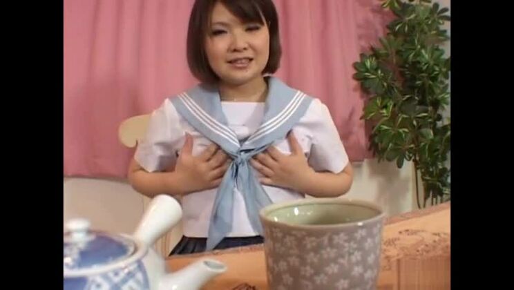 アジアの女子高生がウェブカメラを使って人前でオナニー