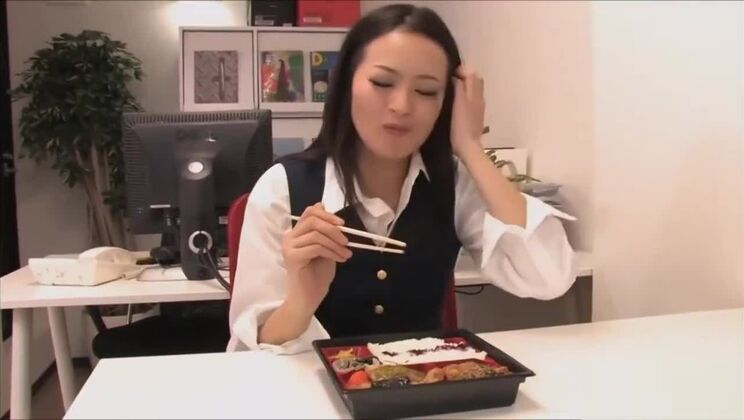 オフィスで社員のチンポをしゃぶる日本人女性 パート1  Candidporn.com